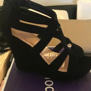 BLACK WOMEN 4 INCH HIGH WEDGE SHOE SIZE 8